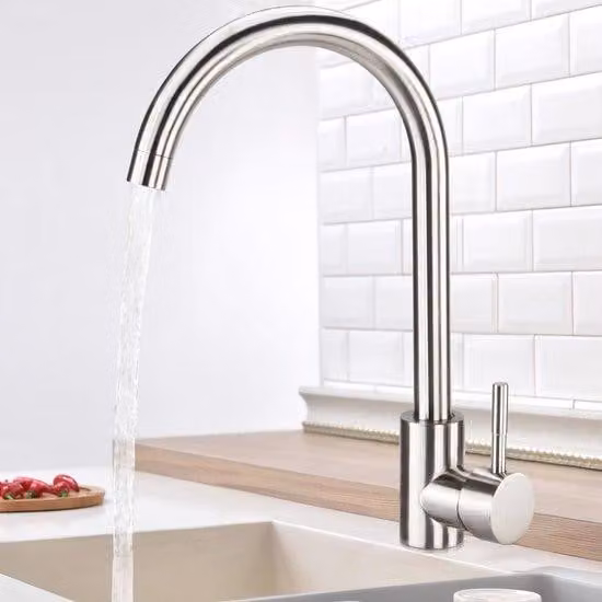 Lavello da cucina con scarico girevole a 360° e miscelatore monocomando