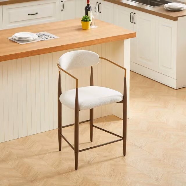 Set di 2 sgabelli da bar OKWISH con braccioli in tessuto beige e metallo con dettagli dorati per cucina e soggiorno