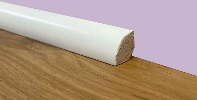 Profilo Basolino PREMIUM ETERNAL PARQUET in legno massello di pino tondo, laccato bianco, 100 metri lineari, L/P/H: 1,5 x 1,5 x 1,5 cm