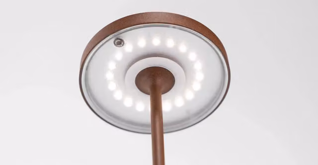 Lampada a LED da tavolo Poldina Reverso Zafferano ricaricabile e dimmerabile color sabbia con protezione IP54