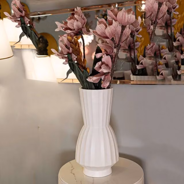 Vaso Daranita in ceramica bianca con lavorazione scanalata e design moderno, forma rotonda, H: 50,0 cm, L/P: 16,5 x 16,5 cm – 1