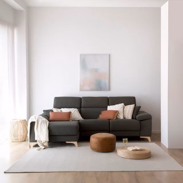 Sofà elettrico Banak Mumbai a 3 posti con chaise longue sinistra, rivestimento in tessuto grigio e ricarica USB
