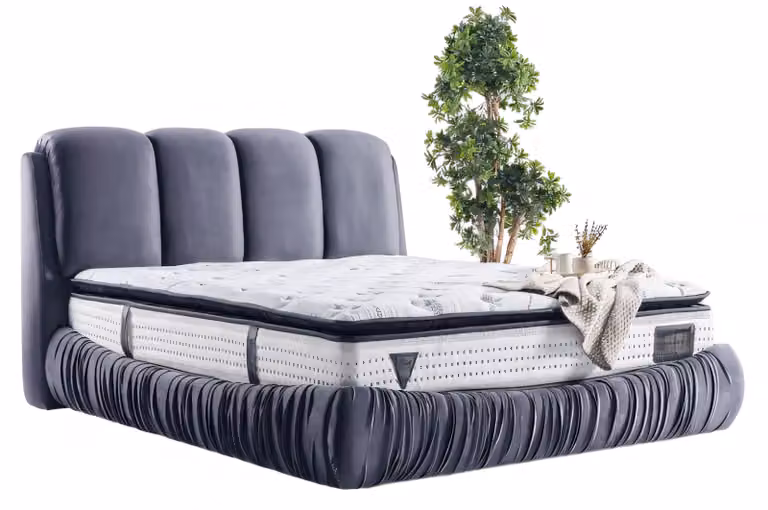 Extravagantes Bett mit voluminösem Kopfteil und Raffung am Bettsockel