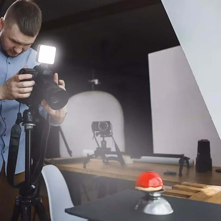 Lampada LED tascabile T64, mini lampada video, fotografia, 2500–9000 K ± 200 K, temperatura di colore CRI ≥ 95 con 64 LED, 3 attacchi a slitta per lo streaming live