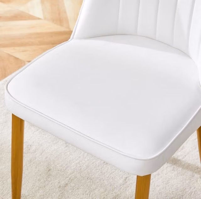 Sedia da pranzo bianca in ecopelle con struttura in metallo dorato, design moderno ed ergonomico