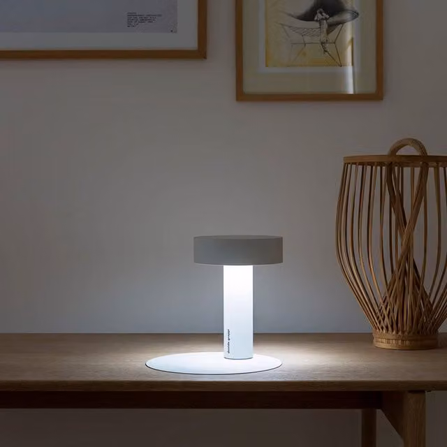 Lampada da tavolo Davide Groppi Popup Battery bianca con tecnologia LED ricaricabile e luce bianco caldo