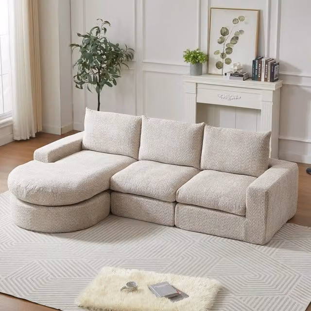 Divano angolare modulare MIVRAY in tessuto bouclé beige con chaise longue reversibile e cuscini decorativi per il tuo soggiorno