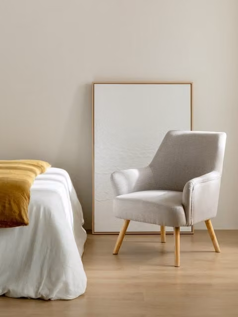 Poltrona lounge Suis Kenay Home rivestita in tessuto beige con braccioli