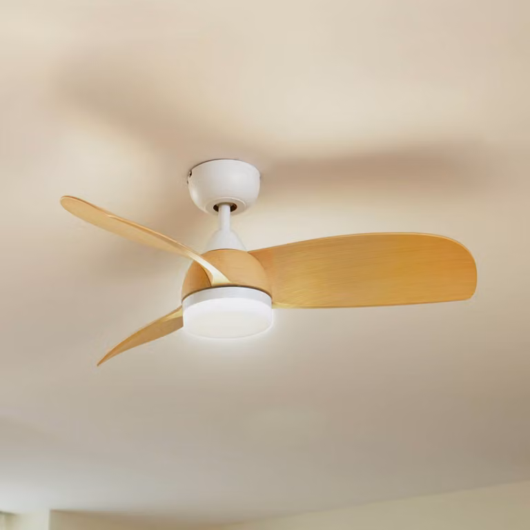 Ventilatore da soffitto LED Lindby Enon, bianco/colore legno, DC, silenzioso Enon Lindby, dimmerabile, Bianco / Opale, Soggiorno / Sala da pranzo, Metallo, Moderno
