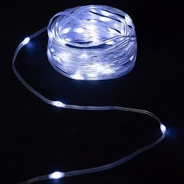 Catena luminosa a LED, 5 metri, luce bianca fredda, con 3 batterie AA, realizzata in PVC/rame
