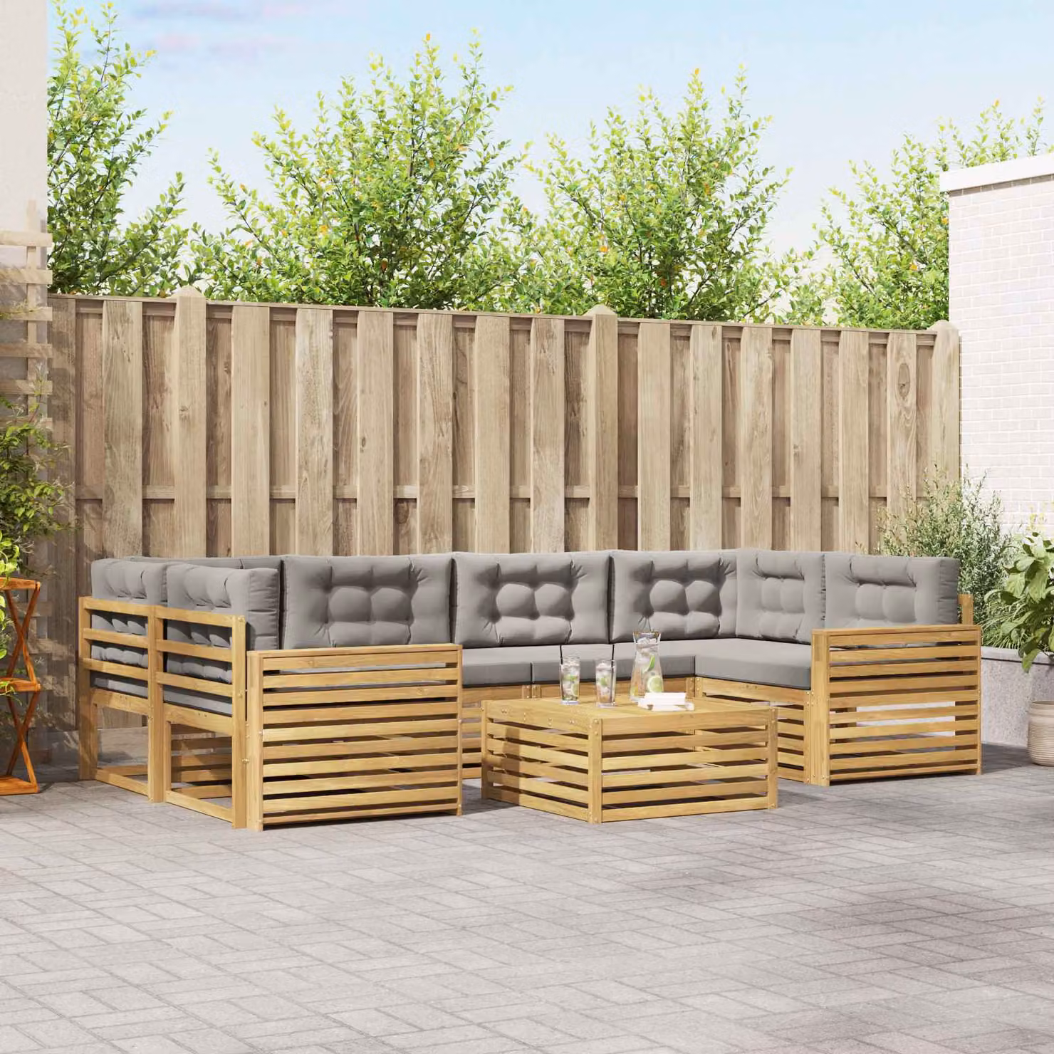 vidaXL Set di divani da esterno a L composto da 7 pezzi in legno di acacia con cuscini, Bianco, Grigio e Marrone