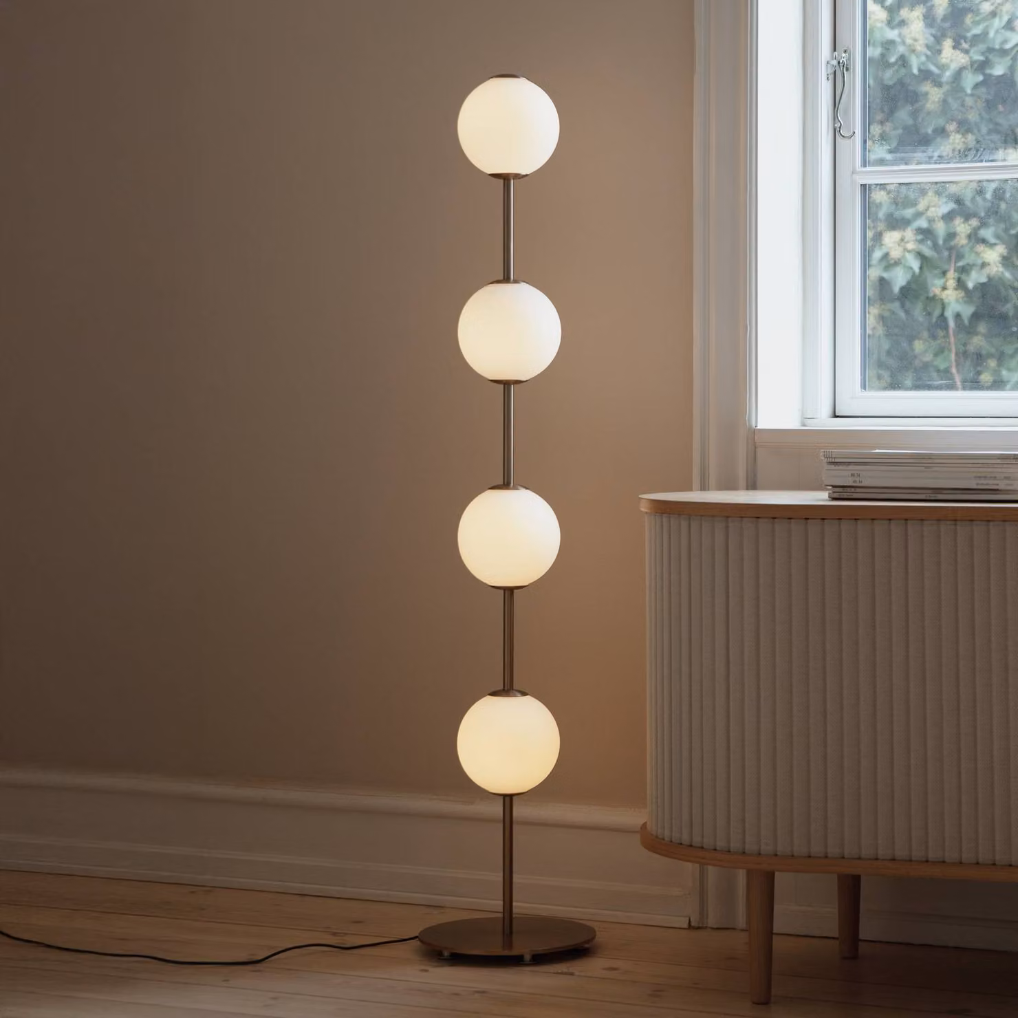 UMAGE Lampada da terra di design Audrey, dimmerabile, Ottone / Oro, Soggiorno / Sala da pranzo, Metallo, Design, Lampada da terra