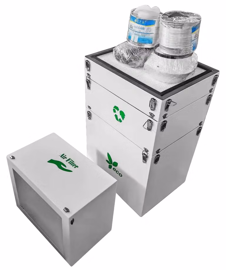 Aspiratore di fumi, dotato di filtri HEPA e a carbone attivo, con una portata d'aria massima di 300 m³/h, un livello di rumorosità di 60 dB e dimensioni di 400 mm x 300 mm x 500 mm. La struttura è realizzata in lega di rame