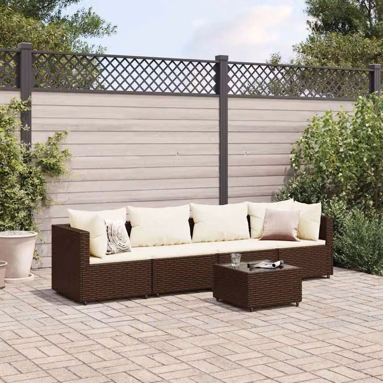 Set di divani da giardino vidaXL 5 pezzi con cuscini e tavolino, design moderno a L in rattan marrone e bianco con struttura in acciaio verniciato a polvere