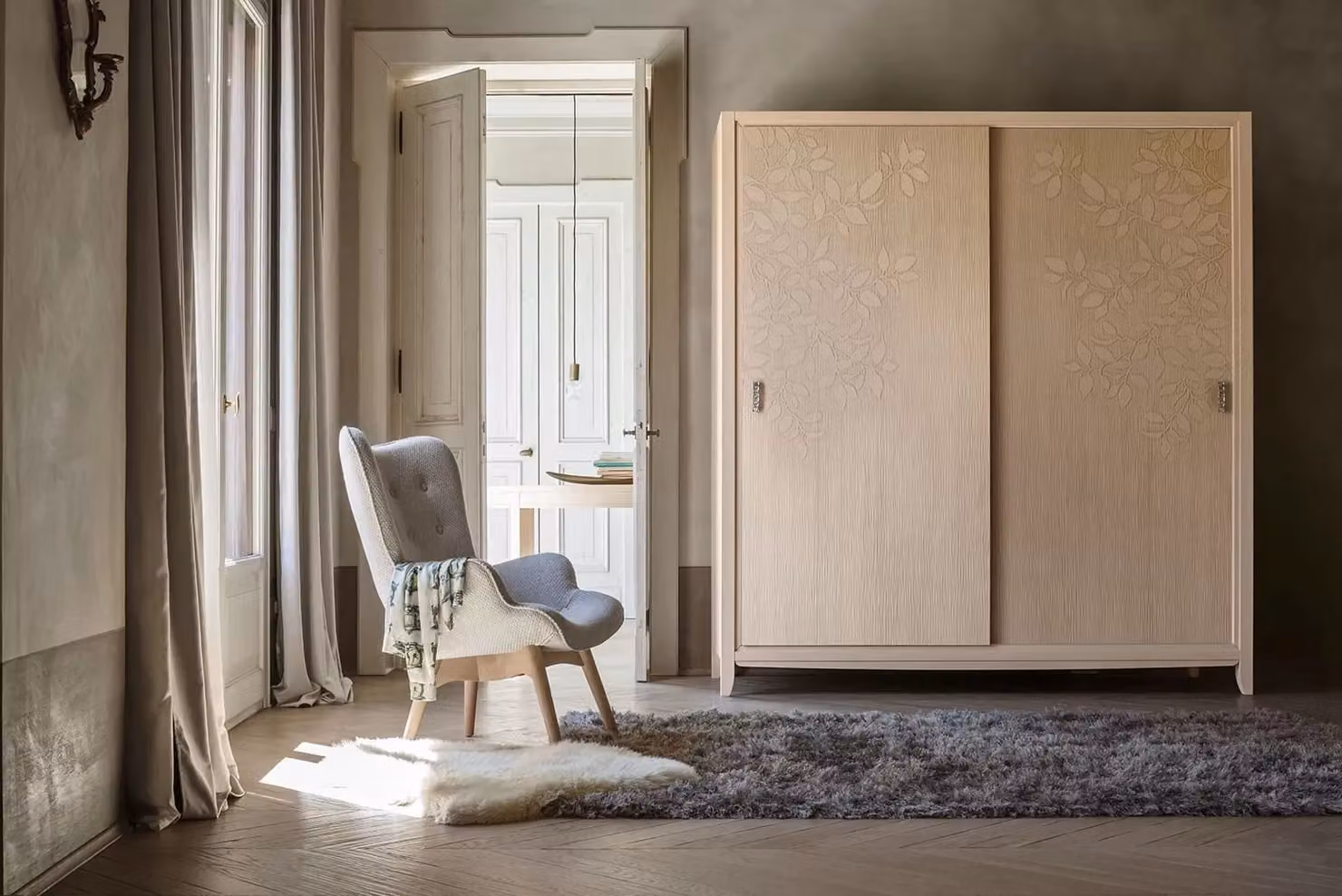 Armadio con 2 ante scorrevoli in legno con decoro floreale Mobili 2G L/P/H: 200 x 64 x 220 cm – 1