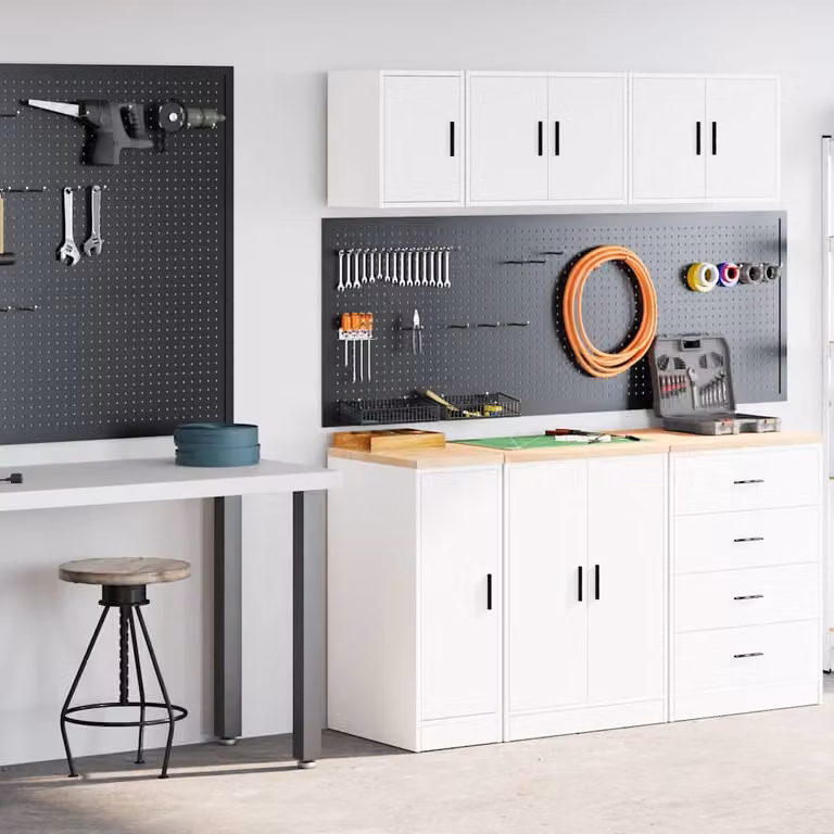 Set di 2 armadi da garage vidaXL bianchi in legno di pino e MDF con ante a battente e ripiani interni