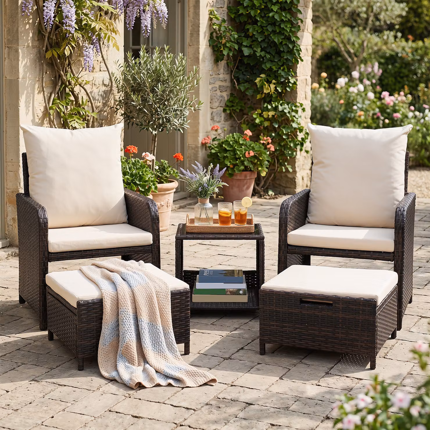 Set salotto da esterno Costway in rattan beige composto da 2 poltrone, 2 pouf e tavolino con piano in vetro per giardino, terrazzo o balcone
