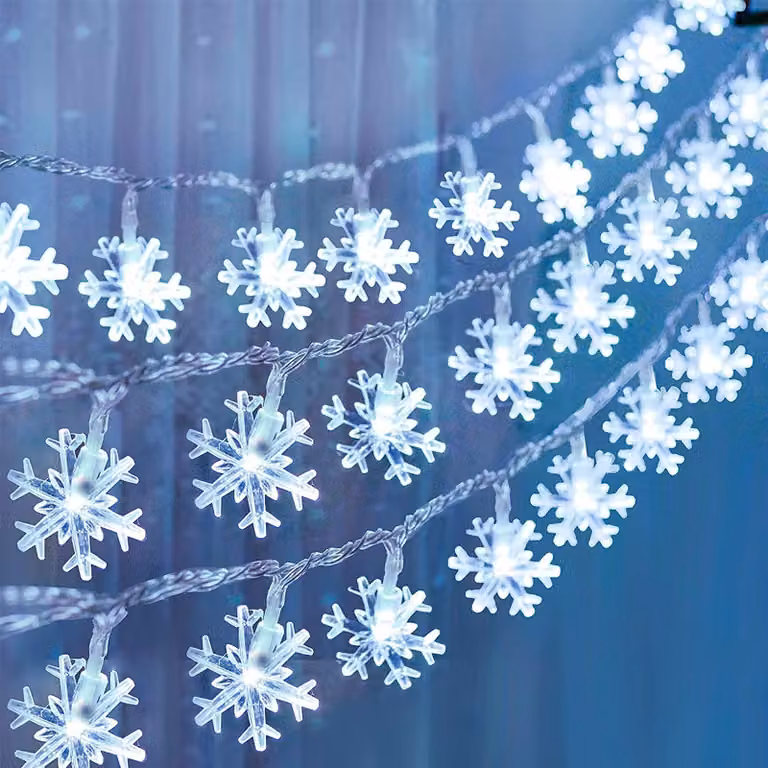 Catena luminosa a forma di fiocchi di neve, 6 metri, 40 LED, alimentazione a batteria, colore bianco
