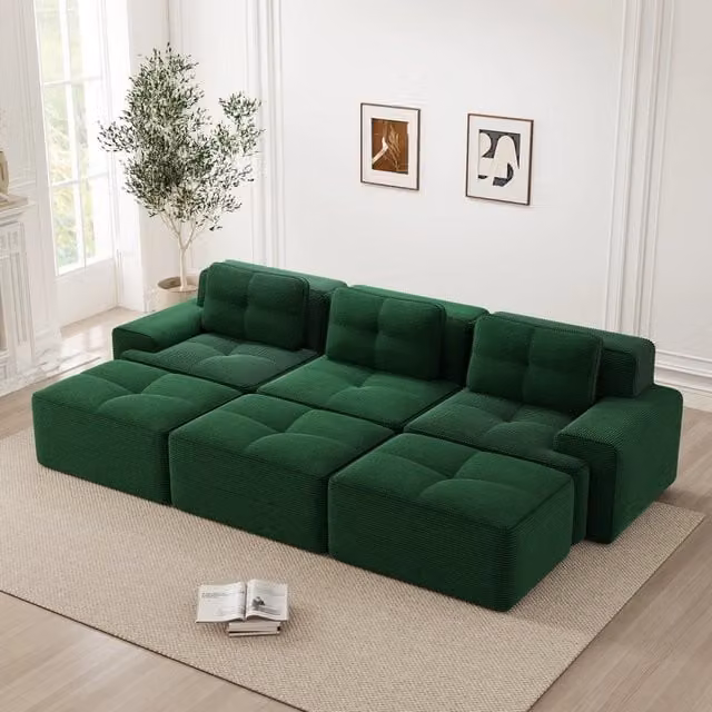 Divano modulare a L Mivray in tessuto verde con 3 pouf coordinati per il tuo soggiorno