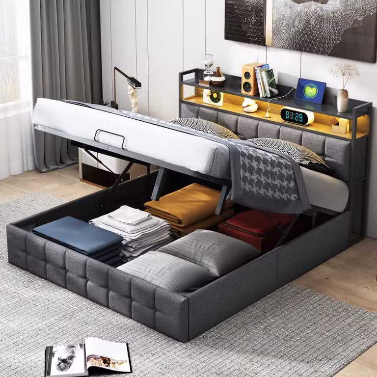Letto imbottito Moonbite, dimensioni 140x200 cm, rivestito in velluto, con illuminazione LED perimetrale e dettagli in metallo. Include: 24 tasti, 16 colori, connessione USB di tipo C