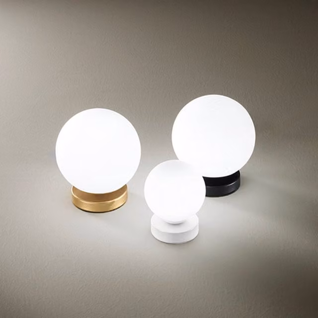 Lampada da tavolo Perenz Maga in metallo e vetro bianca e oro con paralume a sfera