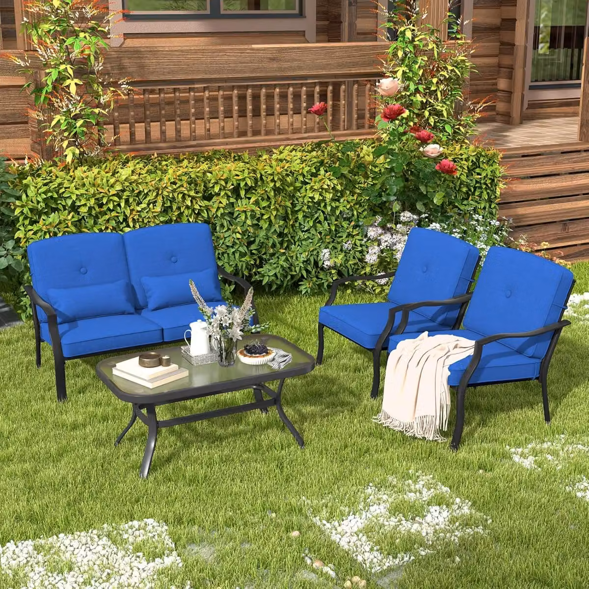 Set di mobili da giardino Costway 4 pezzi con tavolino in vetro temperato e cuscini blu in acciaio verniciato a polvere