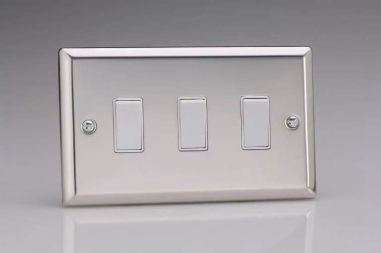 Interruttore a tre vie, finitura cromata a specchio, 10 A, 230 V, grado di protezione IP40, materiale: plastica