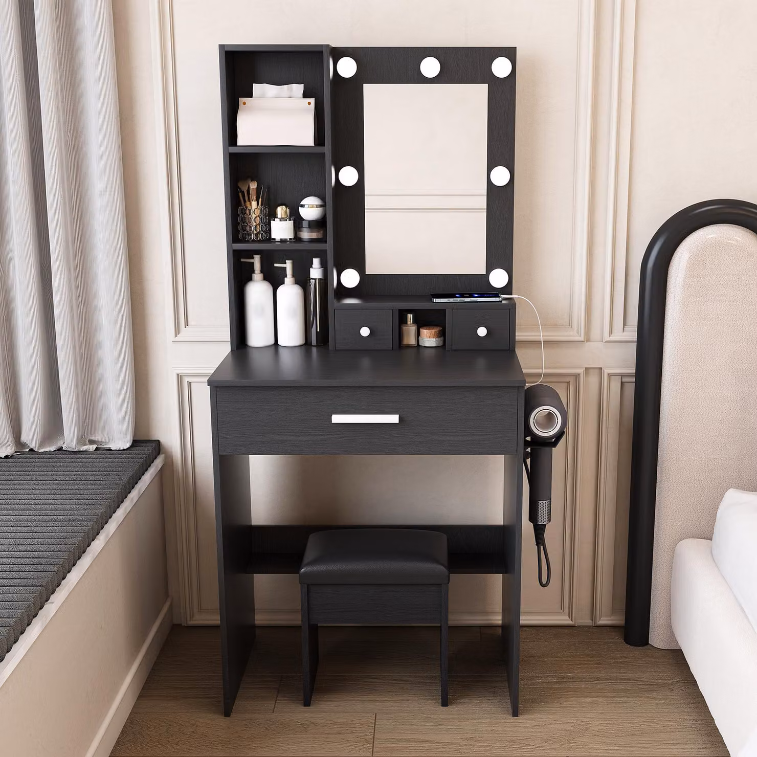 Piccolo set da tavolo da trucco con specchio e illuminazione LED regolabile, dotato di presa di corrente