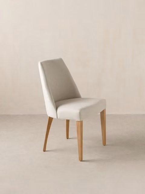 Sedia imbottita Arles beige con gambe in legno massello naturale Kenay Home