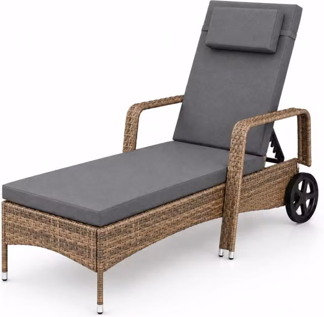Lettino prendisole da esterno Arreditaly in polyrattan con schienale multiposizione, poggiatesta regolabile e ruote, marrone chiaro, L: 196 cm, P: 72 cm, H: 94.5 cm – 1
