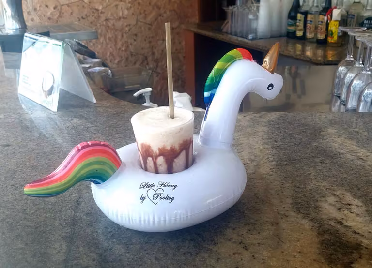 5 portabicchieri gonfiabili a forma di "unicorno"