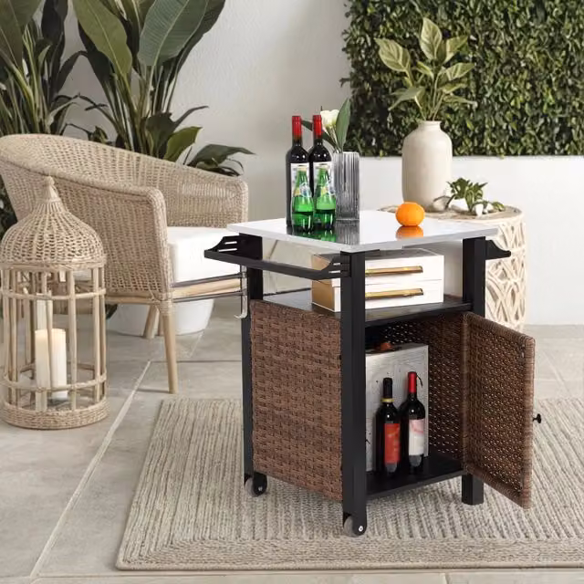 Carrello bar a porta singola, isola da cucina esterna in vimini con ruote e mobiletto contenitore, ruote e piano d'appoggio estensibile in acciaio