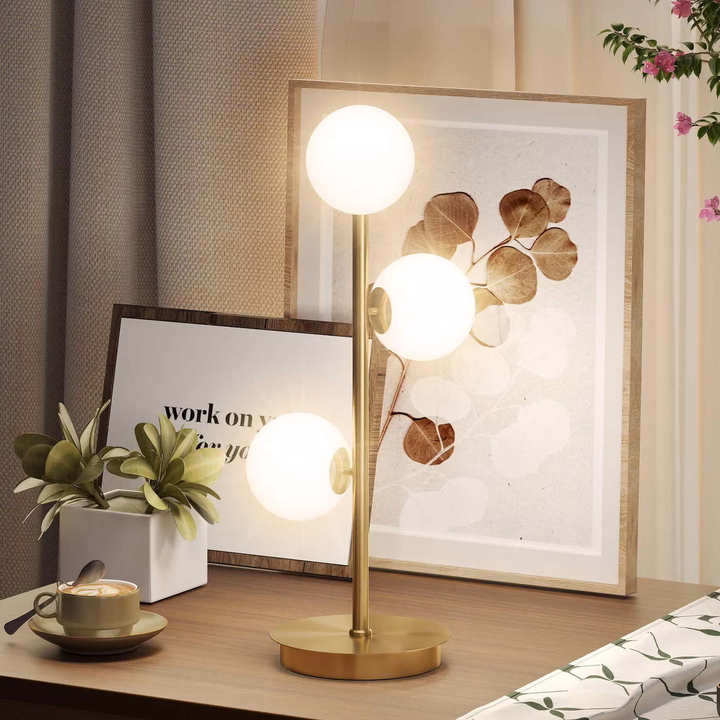 Lampada da tavolo HOMCOM con 3 paralumi a sfera in vetro, base in metallo color ottone, portalampada G9, L/P/H: 24 x 24 x 53 cm – 2