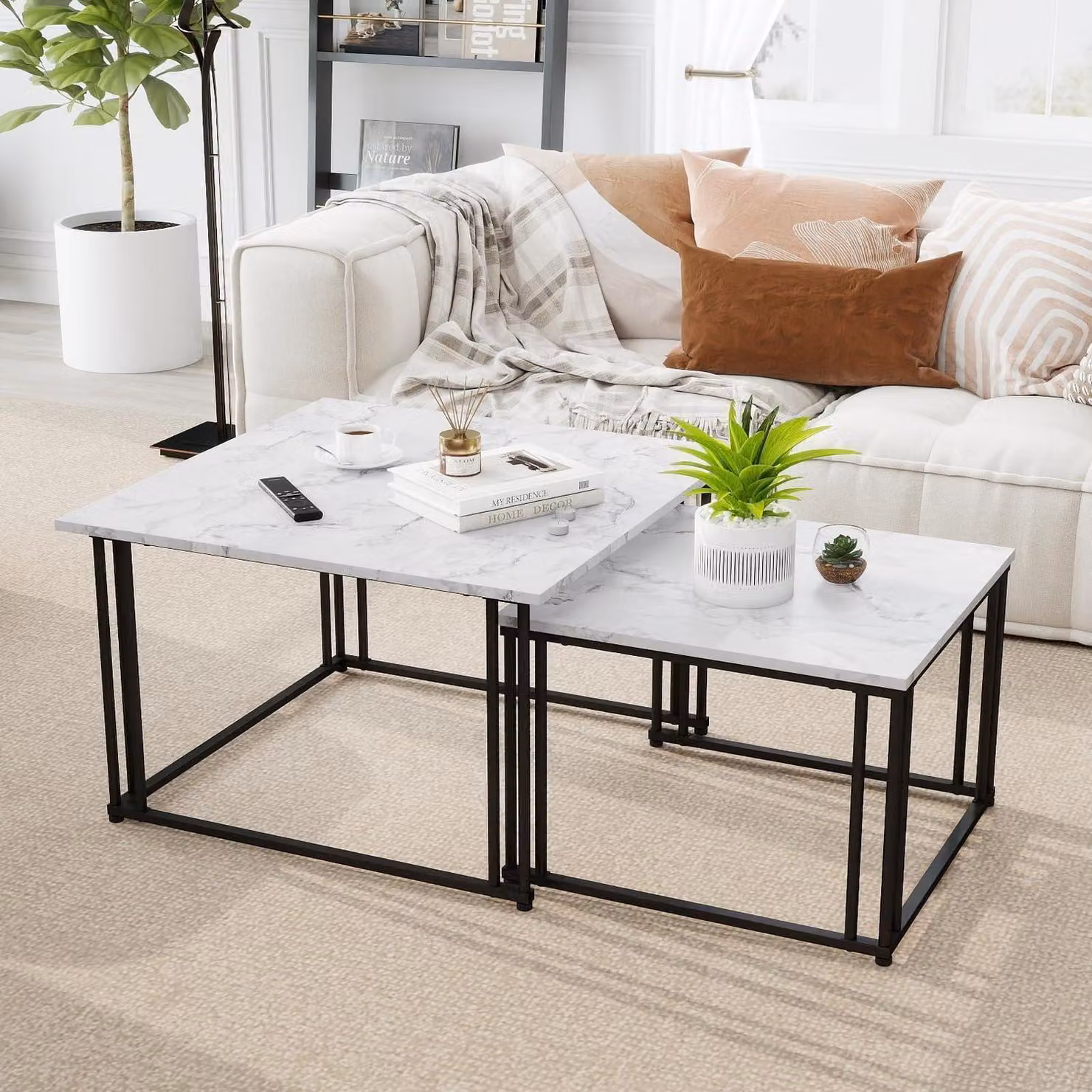 Set di due tavolini da caffè, colore bianco, effetto marmo, struttura in metallo, dimensioni 80x80x49 cm e 60x60x42 cm