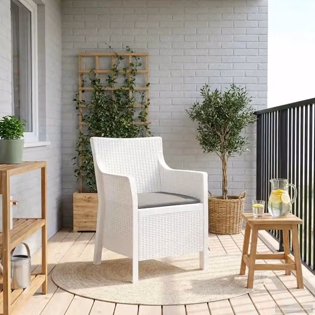 Poltrona-Poltroncina Bianco in Plastica dal Design Minimalista per Giardino, Balcone o Terrazzo, H 89 x L 54 x P 55 cm – 1