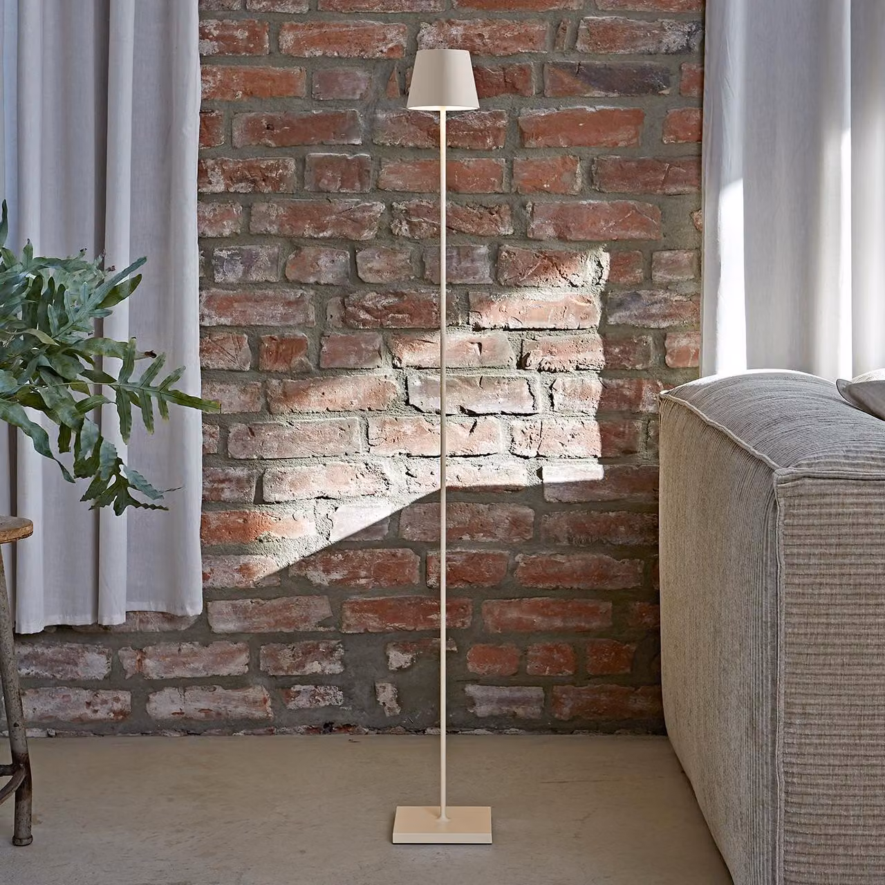 Nuindie Lampada da terra a LED ricaricabile per esterni IP54, altezza 120 cm, beige sabbia, USB-C