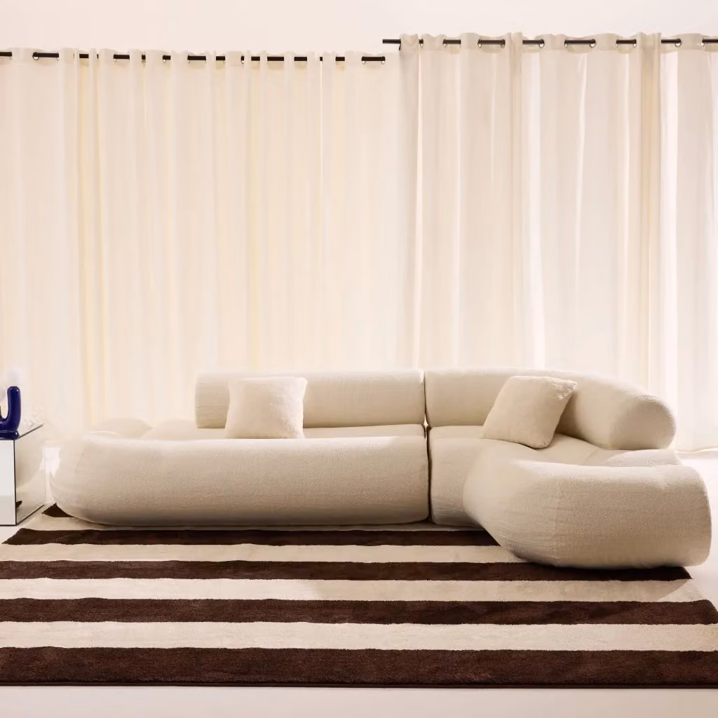 Divano angolare moderno SWEEEK in bouclé bianco con cuscini coordinati e coperture rimovibili, configurazione a destra, L: 281 cm, P: 168 cm, H: 68 cm – 2