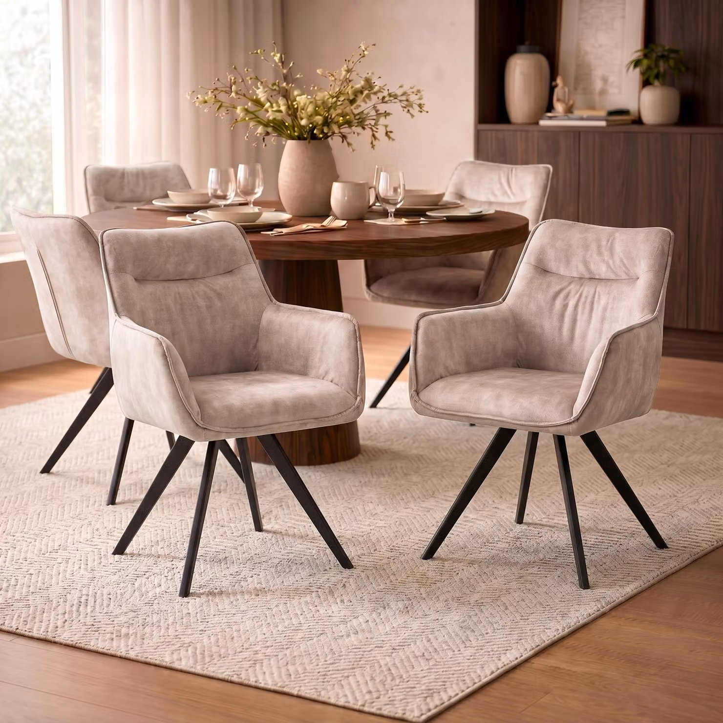 Set di 2 sedie da pranzo VENICE, marrone cammello - Sedie imbottite in stile moderno con comoda seduta avvolgente e braccioli, tessuto strutturato di facile manutenzione, schienale ergonomico, struttura in metallo nero
