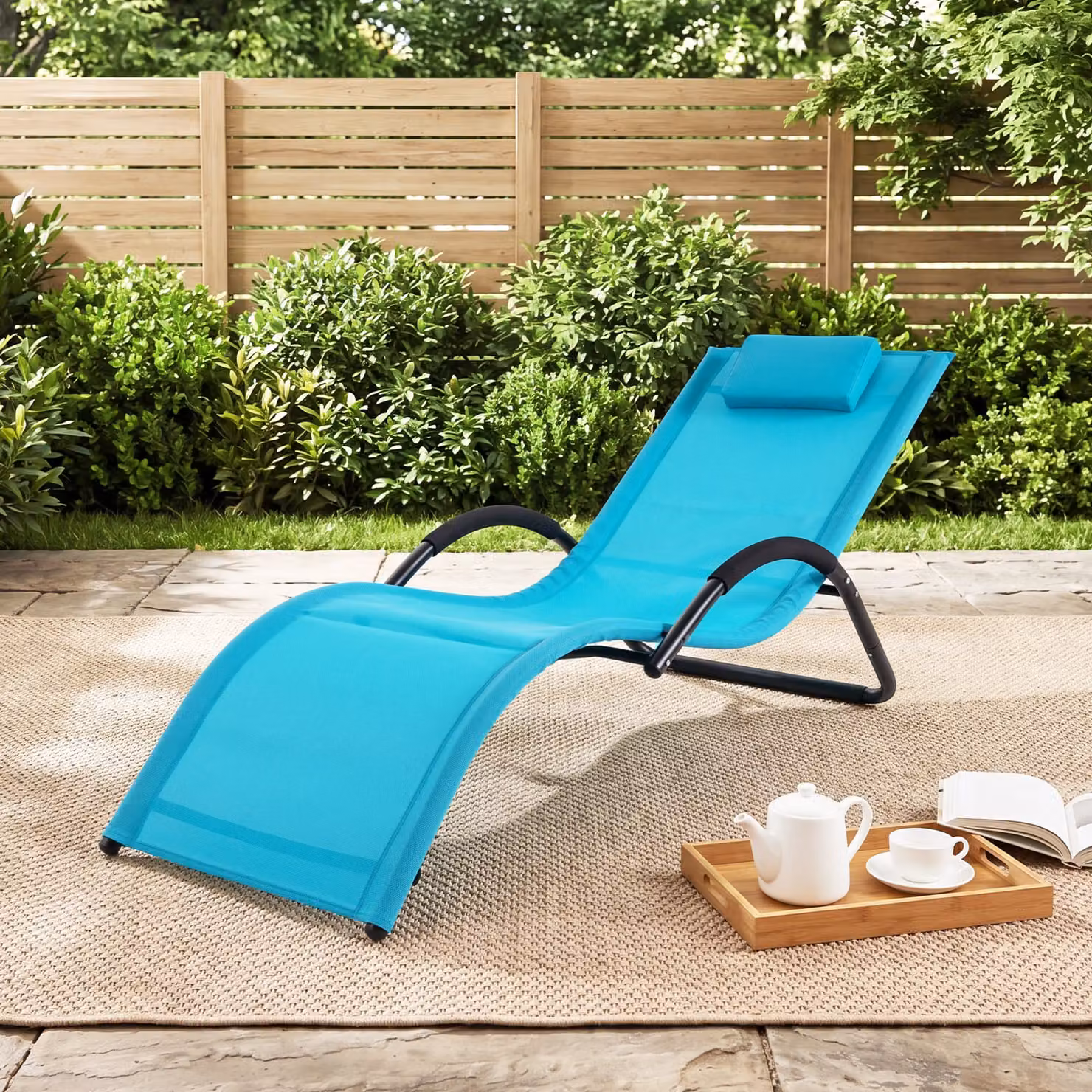 Sedia a sdraio da esterno Costway con poggiatesta regolabile e struttura ergonomica curva, lettino prendisole blu in metallo e tessuto
