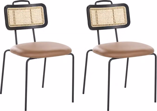 Set di 2 sedie da pranzo BELIANI in stile boho moderno con seduta in ecopelle marrone, schienale in rattan e gambe in metallo, senza braccioli