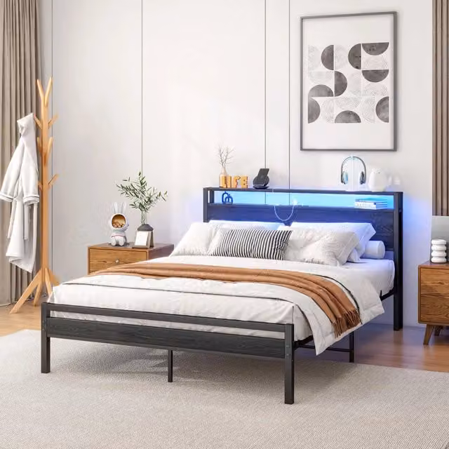 Letto ULEVR 140x200 cm in metallo e MDF nero con testiera a 2 ripiani, USB e presa integrata