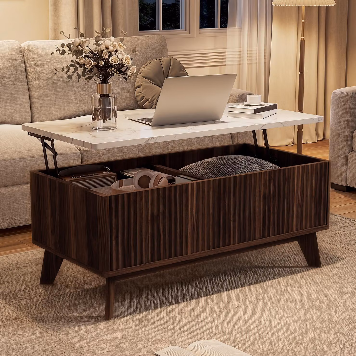 Tavolino sollevabile UnboxG, 105 cm, tavolino da soggiorno con altezza regolabile, spazio contenitivo nascosto, piano in aspetto marmo, struttura in legno scanalato, finitura noce scuro