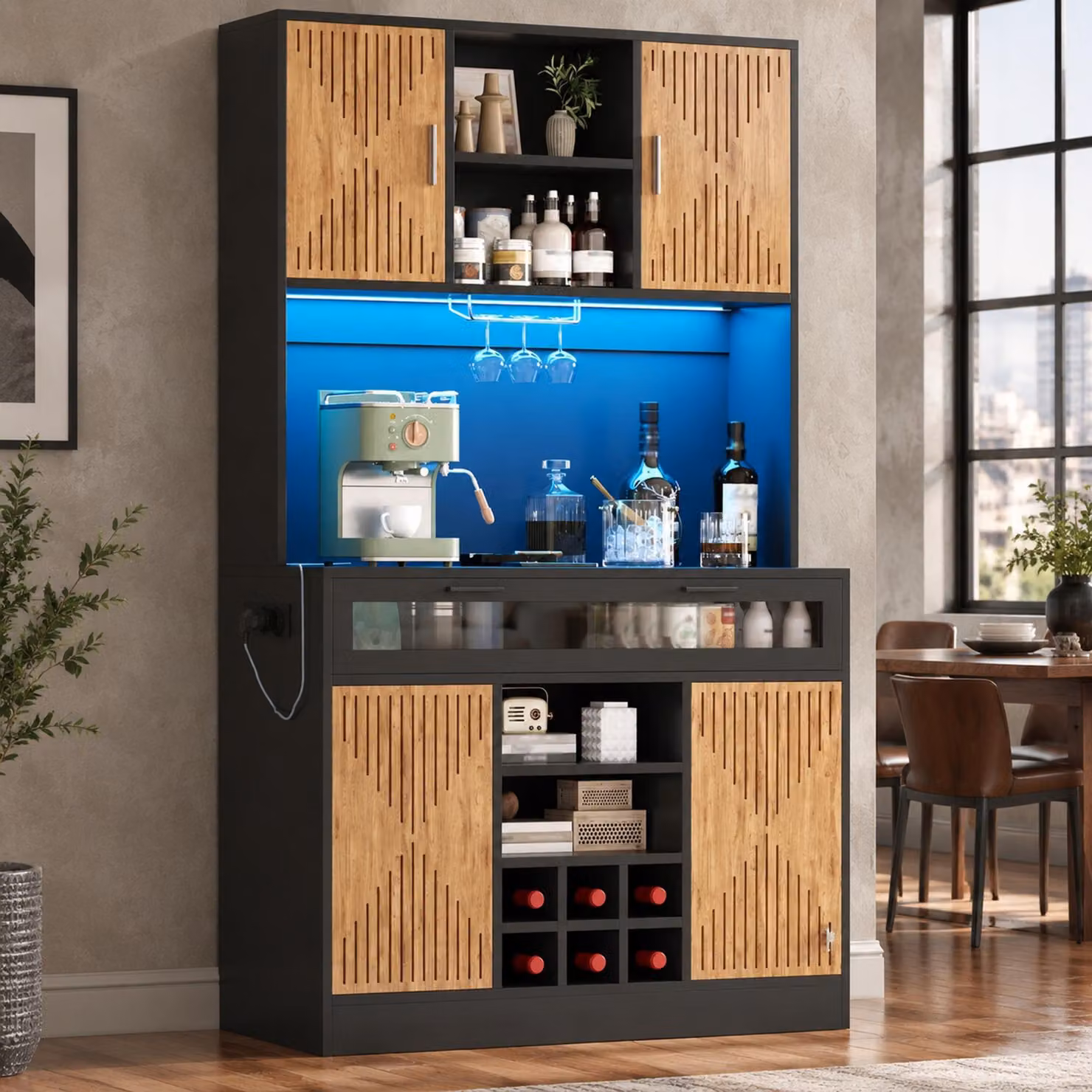 Armadio da cucina con illuminazione a LED e prese elettriche, dispensa con ante a ribalta in vetro e portabicchieri, cantinetta per vini con ripiano estraibile