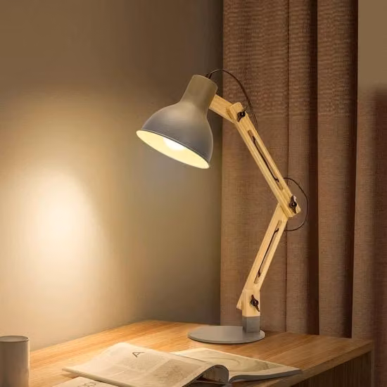 Lampada da scrivania moderna in legno e metallo grigio con luce bianca calda