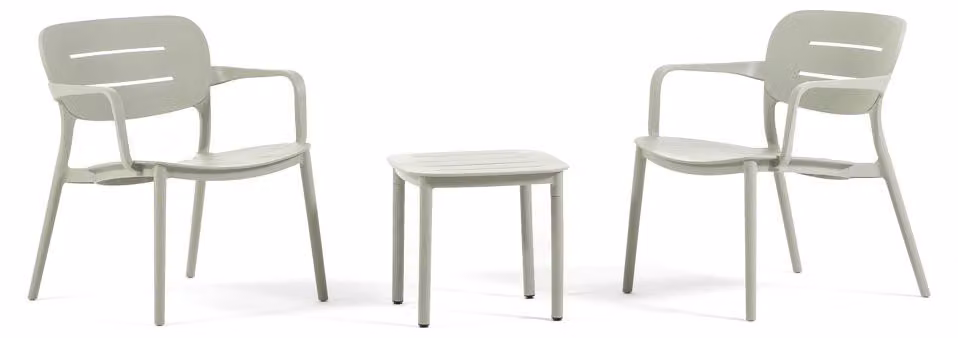 Set da giardino relax composto da 2 poltrone impilabili e un tavolino in polipropilene rinforzato con fibra di vetro, robusto, per terrazza, balcone e spazi esterni - Dora