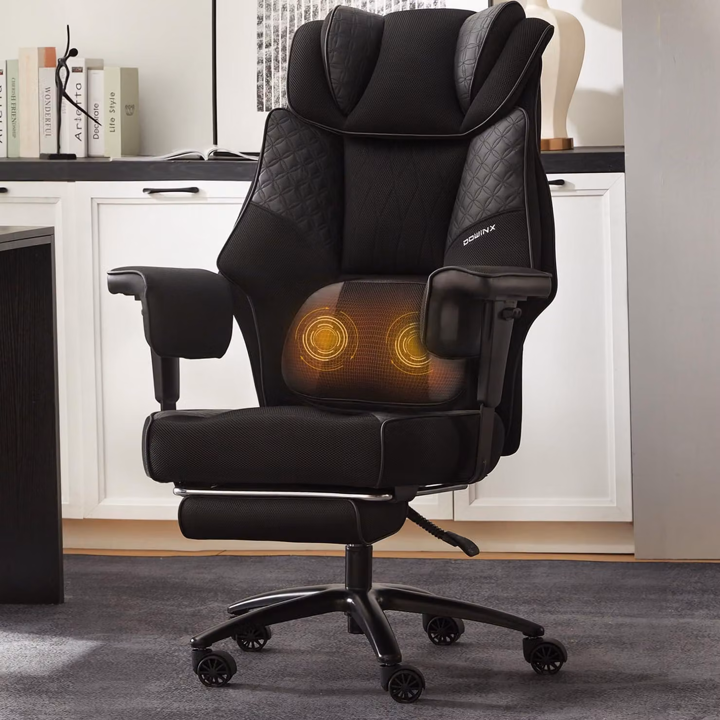Sedia da ufficio di grandi dimensioni, con cuscino lombare massaggiante, imbottitura extra-spessa, tessuto a rete traspirante, braccioli regolabili, poggiapiedi, design ergonomico. Colore: nero