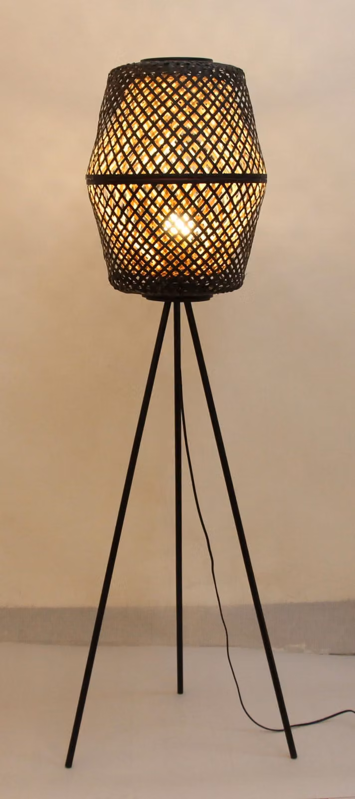 Lampada da terra in bambù nera fatta a mano - Marley D40xH165cm
