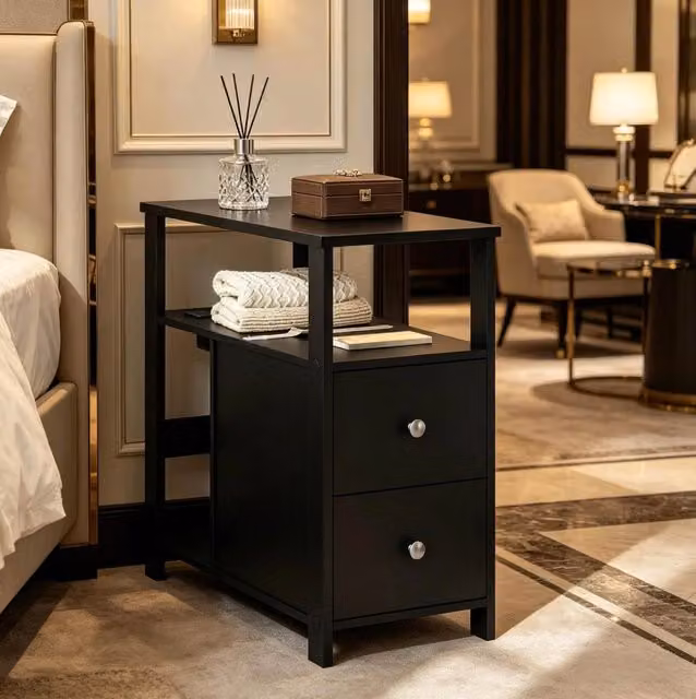 Tavolino laterale nero in legno E1 con presa, 60x60x30 cm, design compatto per soggiorno e camere