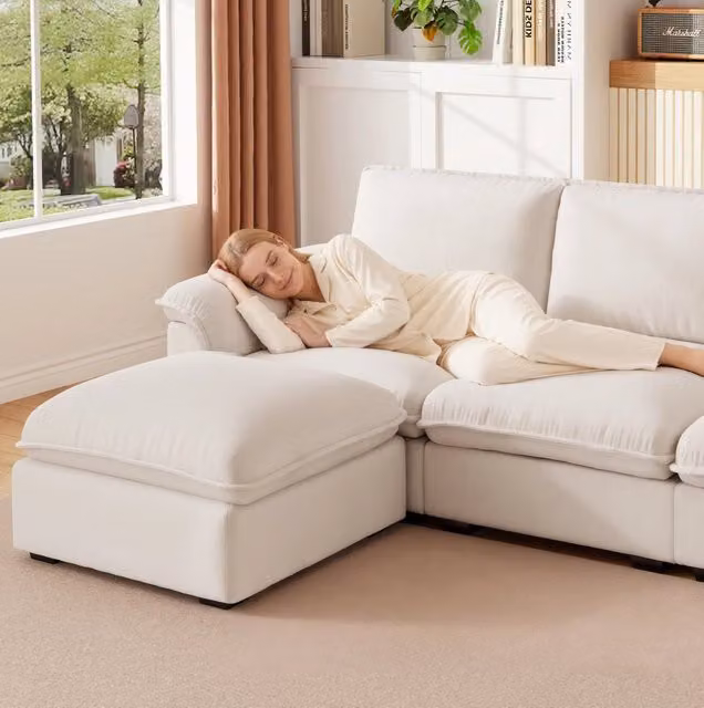 Divano modulare a L Cloud in tessuto chenille beige, 4 posti con pouf e braccioli