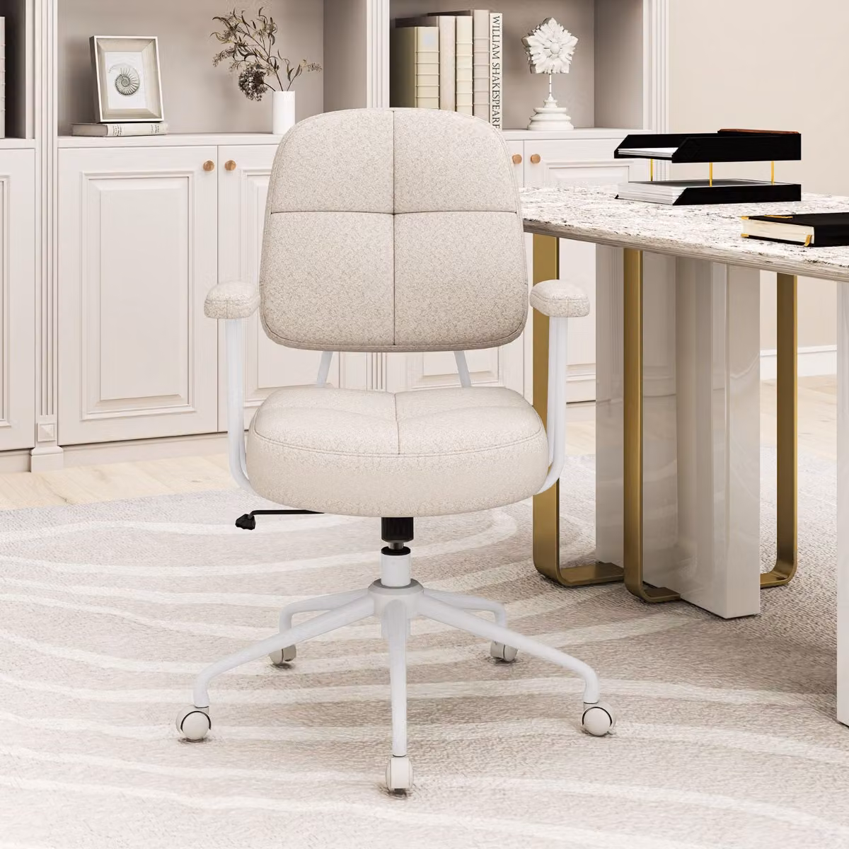 Sedia da ufficio ergonomica Costway girevole con braccioli e ruote, imbottita in tessuto Beige
